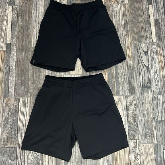🔥🔥 (2) UNIQLO Elastic Waist Polyester GYM Shorts Men Size Medium - PERFECT - Picture 1 of 5